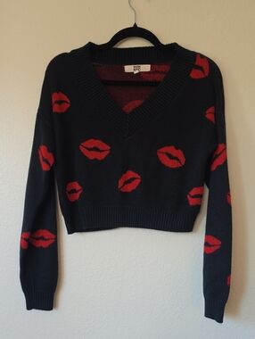 Madewell Black V-Neck Cropped Sweater with Red Lip Motif